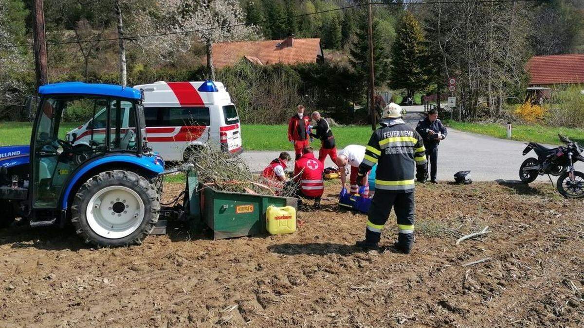 Die 17-jährige Mopedlenkerin kam beim Zusammenstoß mit dem Traktor  zu Sturz und wurde von ihm überrollt