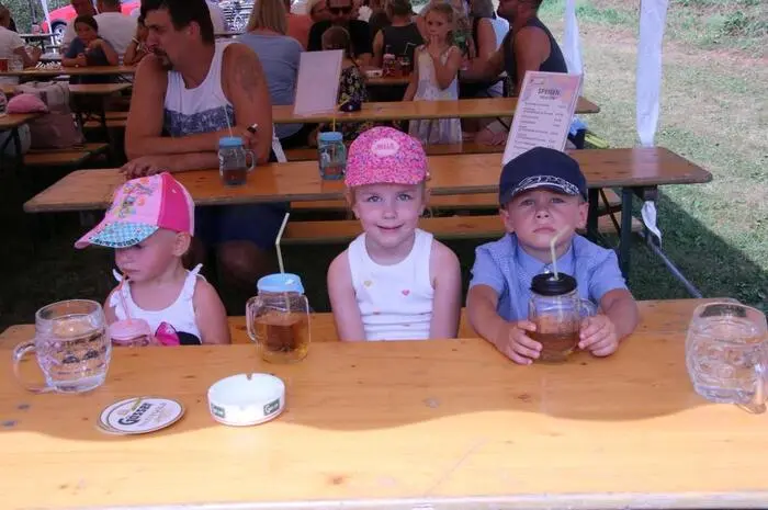 Die aufgestellten Zelte boten bei Temperaturen von 33 Grad erholsamen Schatten, die erwachsenen Besucher nutzten das Fest zu einem Tratscherl und genossen die kulinarischen Köstlichkeiten.
