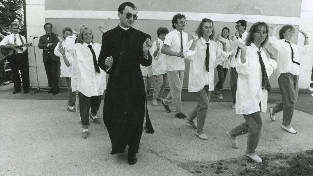 Ein Tänzchen mit der Jungschar: der neue Bischof Wilhelm Krautwaschl 1990 bei seiner Primizfeier in Gleisdorf