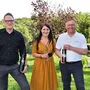 Luden zur Jubiläumsverkostung: Weingut-Eigentümer Anton Hirschmugl und seine Mitarbeiter Victoria Sturm und Alexander Scherübl