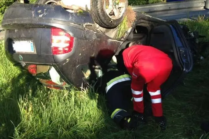 Die Fahrerin wurde bei dem Unfall unbestimmten Grades verletzt, ihre Beifahrerin (81) im Auto eingeklemmt. Sie erlitt schwere Verletzungen.