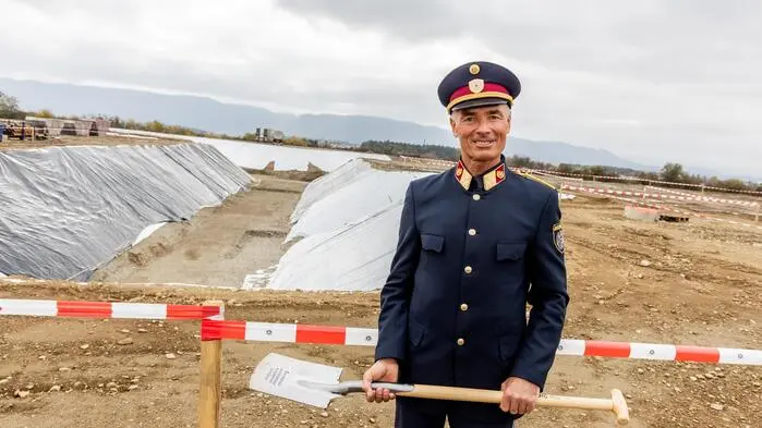Josef Gramm beim Spatenstich für die neue Justizanstalt am Rande von Klagenfurt im Jahr 2023