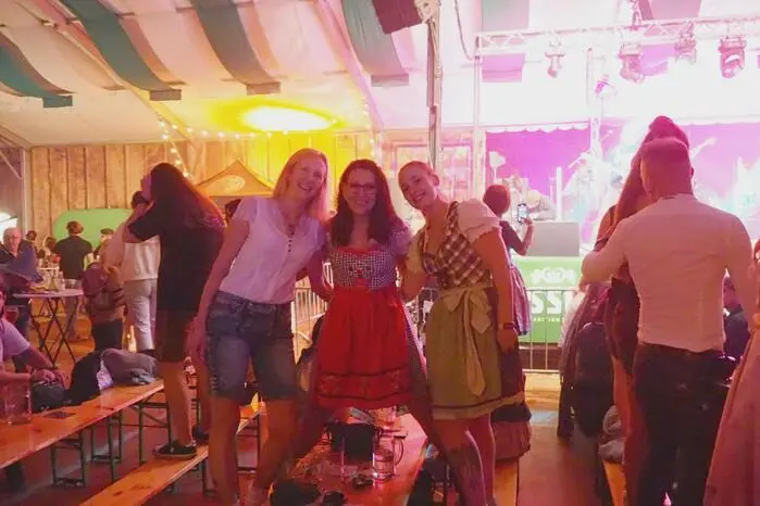 Hunderte Leute in Tracht und Feierlaune strömten in den vergangenen Tagen auf die Brandlwiese – egal ob für die Musikacts, für eine Maß Bier im Zelt oder für die Fahrgeschäfte wie Autodrom im Freien.