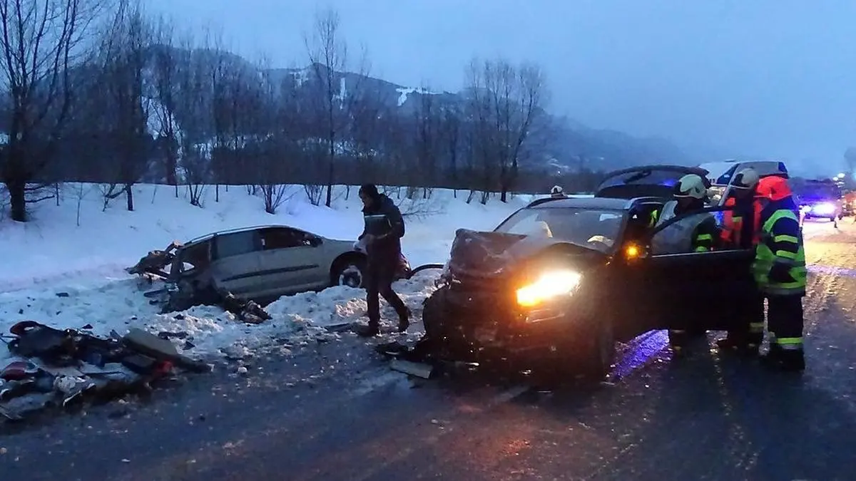 Eines der Autos landete im Straßengraben