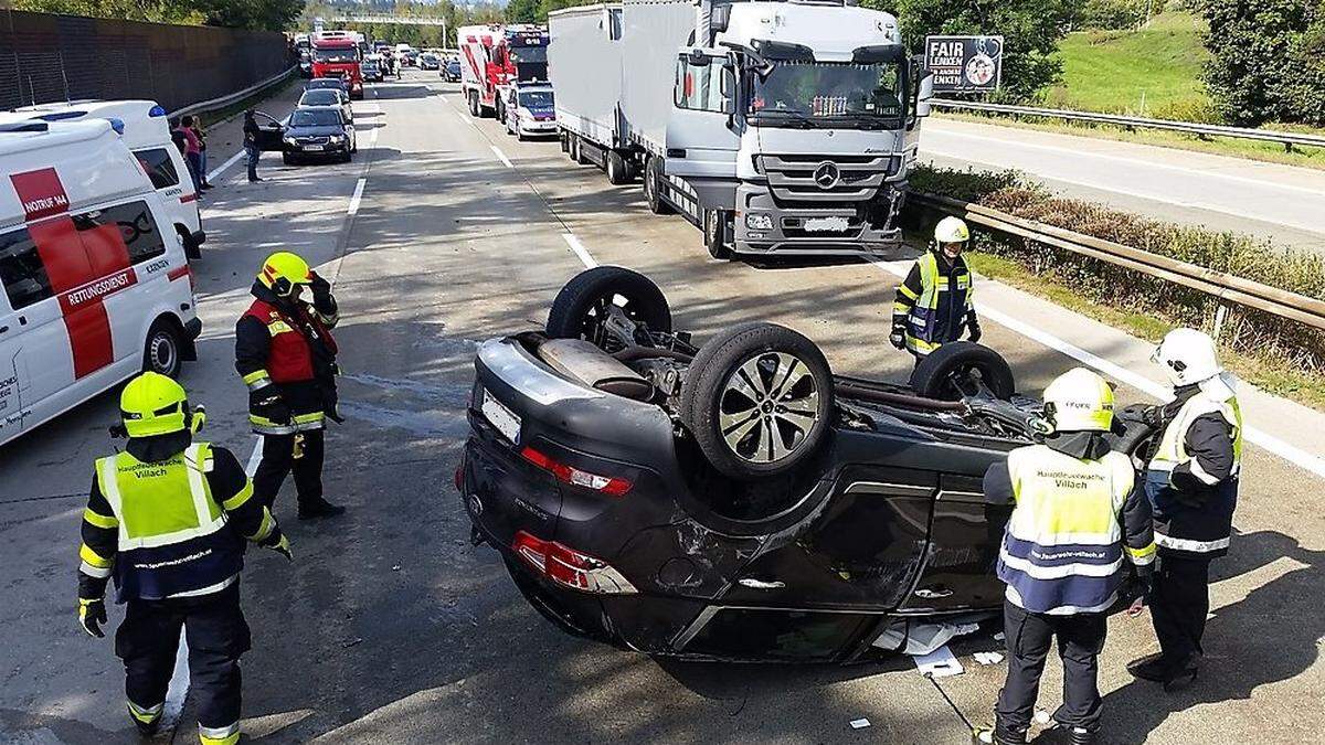 Der Pkw überschlug sich und kam auf der Überholspur am Dach zu liegen