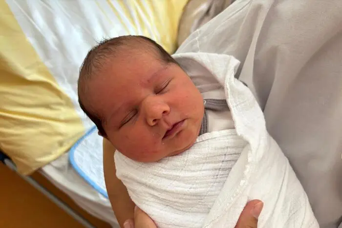 Ein Geschenk, das täglich größer wird | Mit 3540 Gramm hat Mathilda das Licht der Welt erblickt. Mit ihrer großen Schwester Marie und den Eltern, Stephanie Lißon und Alexander Dohr, startet sie in ein aufregendes neues Abenteuer.