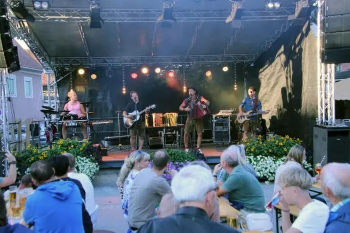 Am Freitag, 29. August sind „Blumi & Band RockConFusion“, diesmal bereits ab 18.30 Uhr , bei freiem Eintritt zu Gast am Rathausplatz.