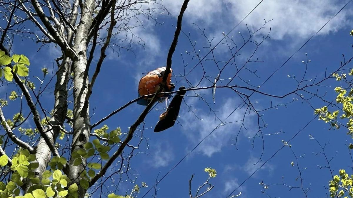 In dieser Position rund 70 Meter über dem Erdboden musste der Gleitschirmpilot ausharren