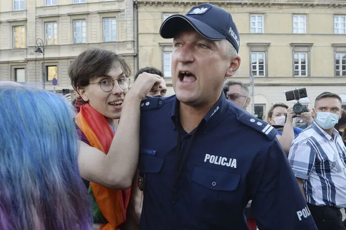 Den 48 Festgenommenen werde unter anderem Beleidigung von Polizeibeamten und Beschädigung eines Polizeiautos vorgeworfen, teilte die polnische Polizei am Samstag im Kurzbotschaftendienst Twitter mit.