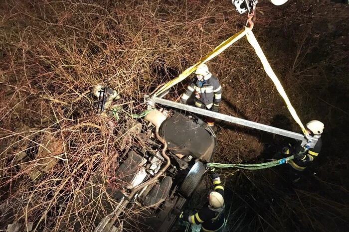 Die alarmierte Feuerwehr aus Groß St. Florian konnte das Wrack mit einem Kran bergen.