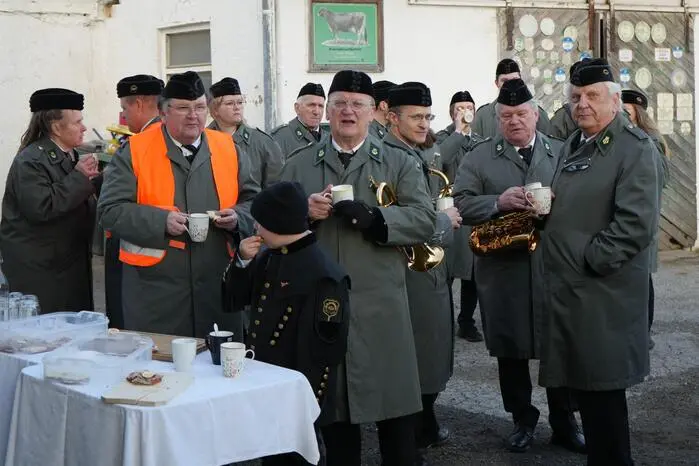 Ab 4 Uhr morgens bis in die Mittagsstunden hinein erklingen traditionelle Märsche und Weisen, mit denen die Musikerinnen und Musiker den Tag feierlich einläuten.