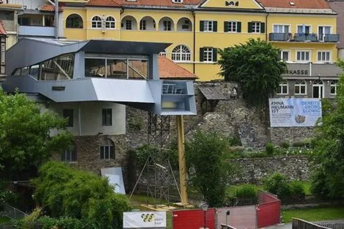 Lauter Knall: Beliebtes Kaffeehaus am Murufer weist schwere Baumängel auf: Fotos von den Renovierungsarbeiten.