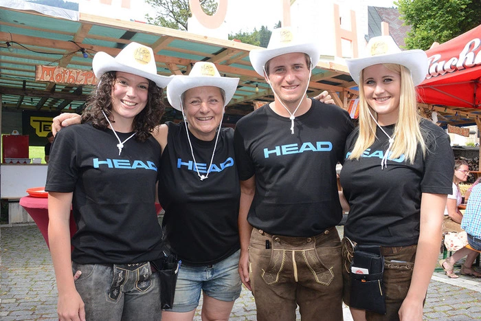 Der Olympiasieger mit Mutter Margret und Mitgliedern des Fanclubs.