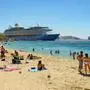 Ein Kreuzfahrtschiff liegt vor Mykonos