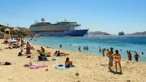 Ein Kreuzfahrtschiff liegt vor Mykonos