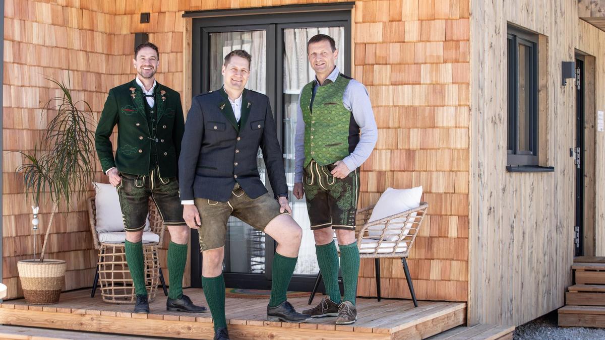 Klaus und Thomas Schwarz mit Christian Gruber auf der Terrasse des Tiny House