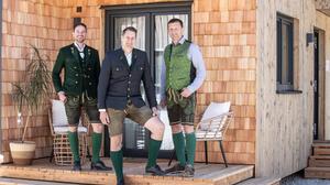 Klaus und Thomas Schwarz mit Christian Gruber auf der Terrasse des Tiny House