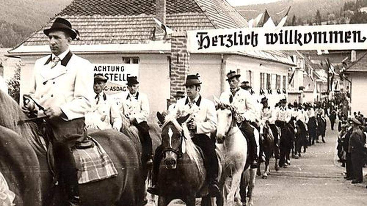 Historische Aufnahme des Kranzelreitens in Weitensfeld