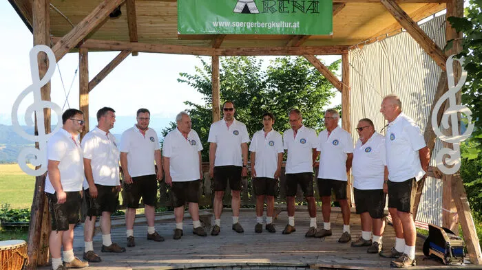 Am Foto der „Männergesangsverein Kärntertreu St. Veit“ mit Chorleiter Wolfgang Stromberger und Obmann Manfred Stromberger, sen.sowie dem erst 16-jährigen Tristan Leutgeb.