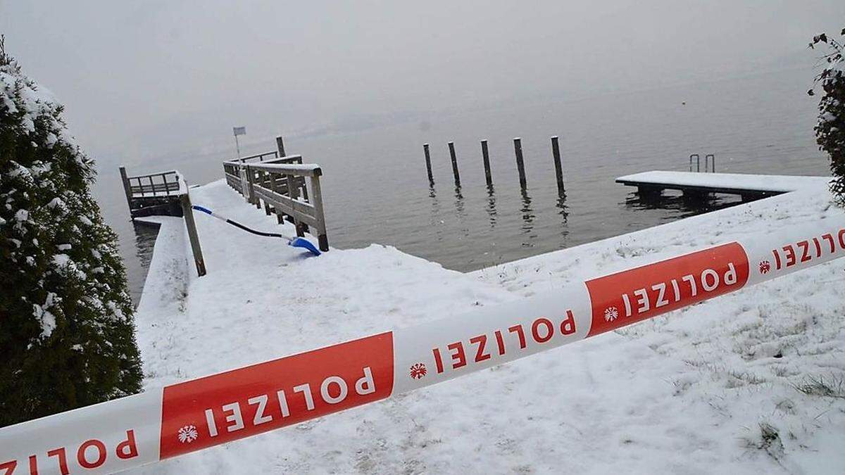 Der abgesperrte Fundort am Traunsee in Gmunden