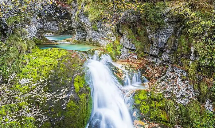 Die Bäche und Flüsse, die den Grund der ungezählten Täler und Schluchten bilden, sind rein und zumeist grün