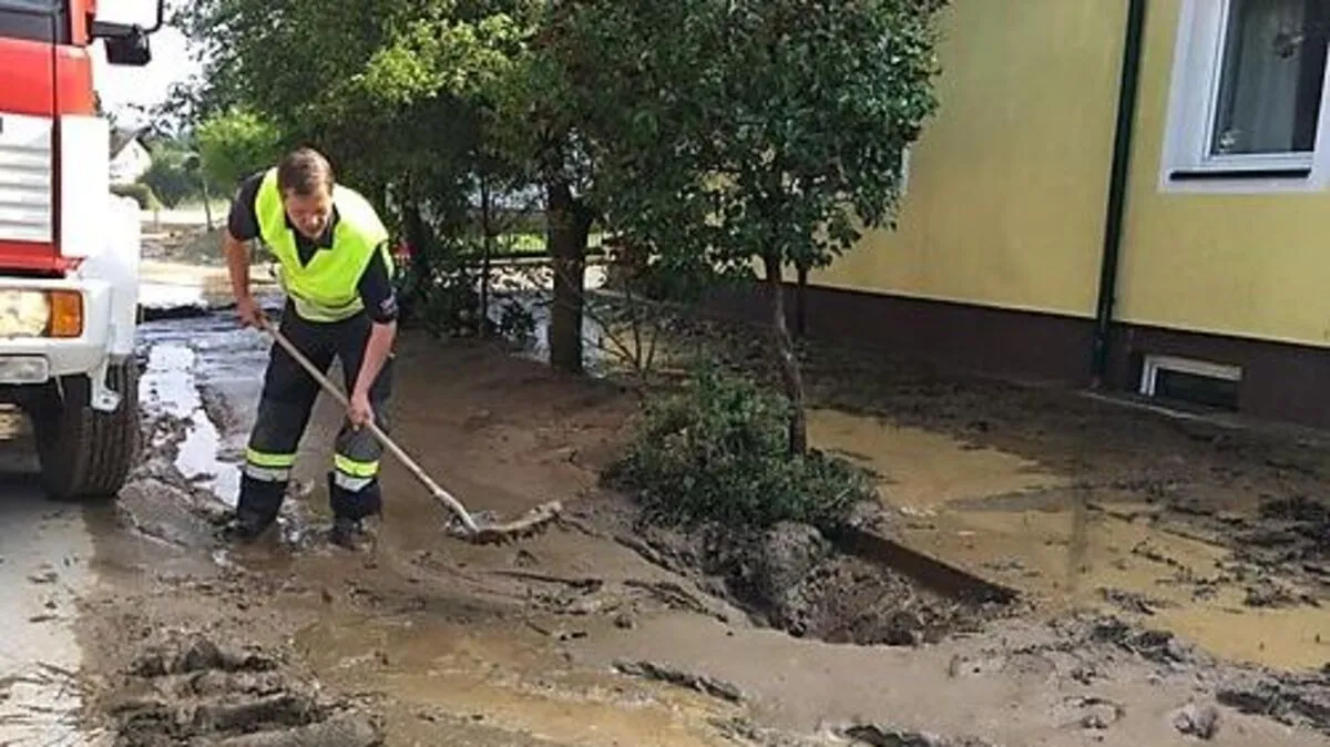 Auch am heutigen Donnerstag stehen die Feuerwehrler im Einsatz. Sie helfen beim Aufräumen