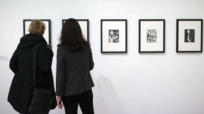 Als Fotograf ist Man Ray (1890-1976) eine Ikone. Das Kunstforum Wien ermöglicht bis 24. Juni nun einen Blick auf das Gesamtwerk des gebürtigen Amerikaners, das neben seinen legendären Fotografien auch Malerei, Skulpturen sowie kurze Filme umfasst.