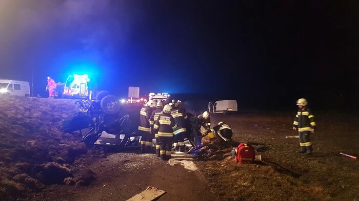 Der blaue Kleinbus blieb auf dem Dach liegen.