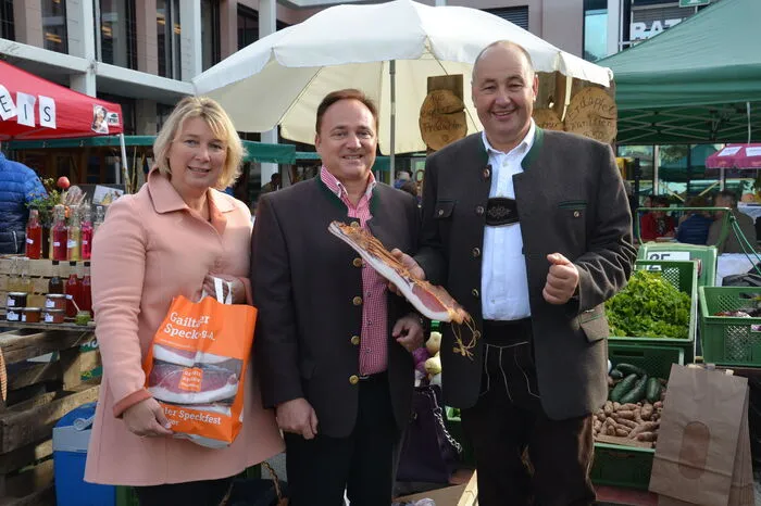 Von Stadträtin Christian Ball und Bürgermeister Siegfried Ronacher wurde an Albert Jank eine Urkunde als Dank für 30 Jahre Bauernmarkt überreicht.