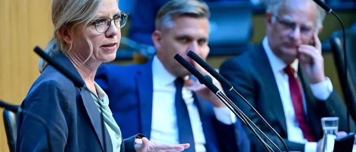 Grünen-Klubobfrau Leonore Gewessler, Wirtschafts- und Arbeitsminister Wolfgang Hattmannsdorfer (ÖVP) und Finanzminister Markus Marterbauer (SPÖ)