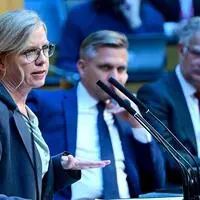 Grünen-Klubobfrau Leonore Gewessler, Wirtschafts- und Arbeitsminister Wolfgang Hattmannsdorfer (ÖVP) und Finanzminister Markus Marterbauer (SPÖ)