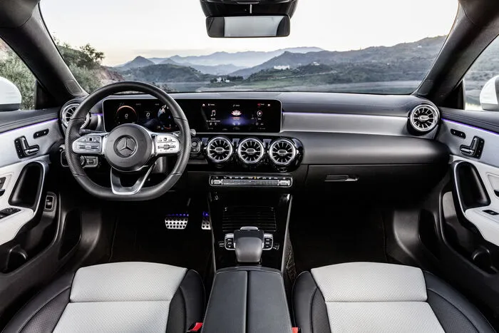 Das Interieur kennen wir bereits aus dem Coupé: Das Widescreen-Display steht völlig frei ohne Hutze auf dem flügelförmigen Grundkörper der Instrumententafel, auf Wusch gibt es sogar ein vollfarbiges Head-up-Display und Navigation mit Augmented Reality.