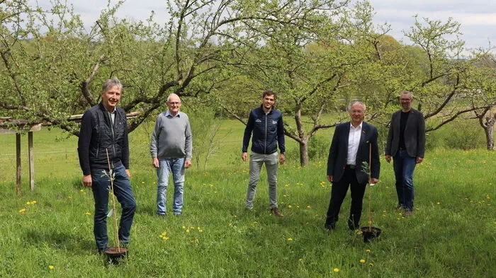 Johann Winkelmaier (Bürgermeister von Fehring), Johann Lafer, Maximilian Glanz, Josef Ober (Bürgermeister von Feldbach) und Michael Fend am Tag der Streuobstwiese in Höflach