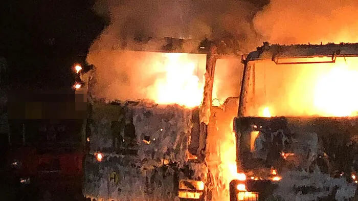 Zwei Lkw gingen komplett in Flammen auf