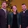 Zwei Männer und eine Frau, die in die Kamera lachen und im Hintergrund ist Weihnachtsdekoration | Der neue Gemeindevorstand der VP Seeboden: Franz Koch, Vanessa Preiml, und Thomas Grasser