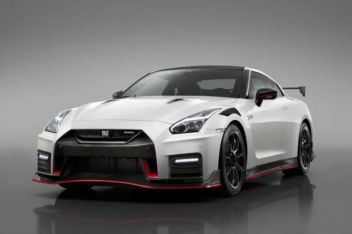 Die vorderen Kotflügel ähneln nun denen vom GT3 GT-R. Bogenförmige Lüftungsschlitze leiten heiße Luft vom Motorraum weg und steigern den Abtrieb an den Vorderrädern, ohne den Luftwiderstand zu erhöhen.
