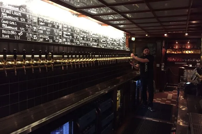 Die nördlichste Brauerei der Welt in Tromsö hat unzählige Biersorten zur Auswahl. Sie ist nicht nur einen Besuch, sondern vor allem eine Kostprobe wert.