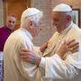 Benedikt XVI und Papst Franziskus 