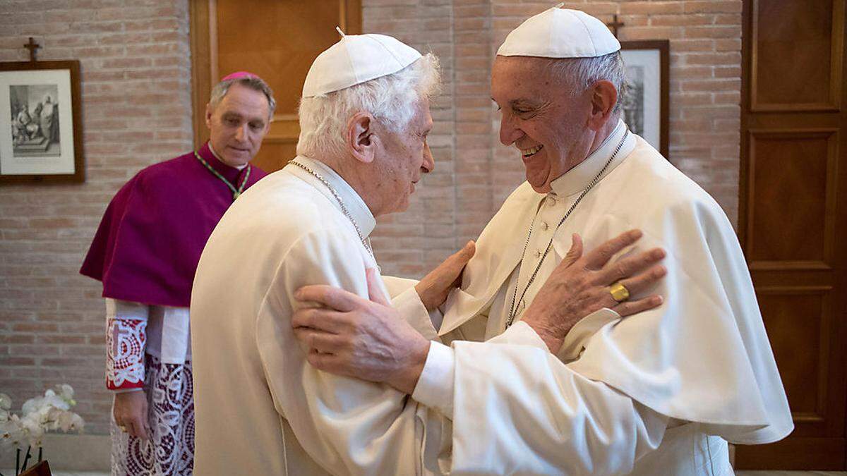 Benedikt XVI und Papst Franziskus 