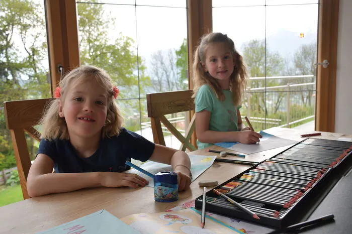 Die Mädchen Marie (7) und Anna (6) zeichnen gern.
