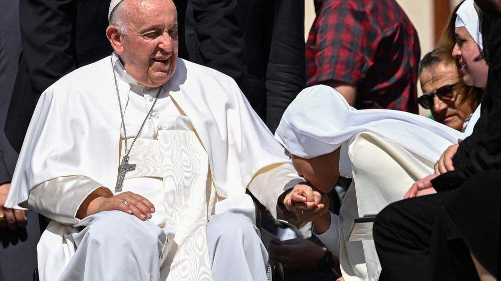 Der Papst muss unter Vollnarkose am Darm operiert werden