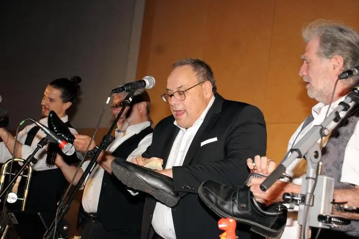 Mastermind Johannes Hödl, Aaron Ofner, Gerhard Steinruck, Peter Lorenz, Sigi Flamisch, Jiri Masacek und Johannes Fruhwith präsentierten über zwei Stunden mitreißenden Jazz, Swing und Dixie auf höchstem Niveau, gemischt mit humorvollen Geschichten der letzten fünf Jahrzehnte.