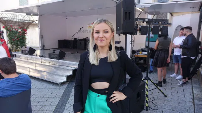 Natalie Holzner moderierte das Casting "Voitsberg sucht den Star" am Hauptplatz in Voitsberg.