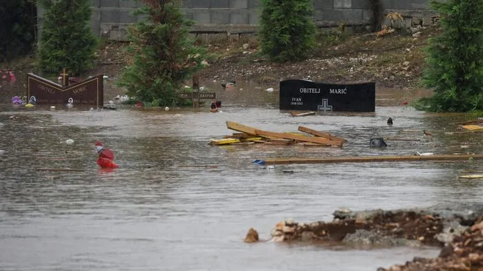 Am schlimmsten traf es laut Medienberichten die Stadt Zadar in Norddalmatien, wo ganze Stadtteile unter Wasser standen.