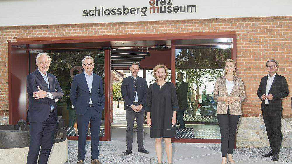Politik und Museumsleitung bei der Vorab-Besichtigung.