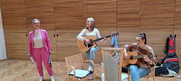 Das Gitarrenspiel von Patrizia und ihrer Mama Heidi Kleinlercher begleitet den Sologesang von Notburga Walder
