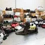 Zoll-Diensthund inmitten der beschlagnahmten Waren