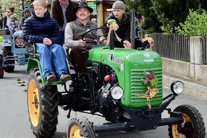 40 Pferde mit Reiterinnen und Reiter, zwei Kutschengespanne und 15 Oldtimer-Traktoren beteiligten sich am Festzug durch den Ort 