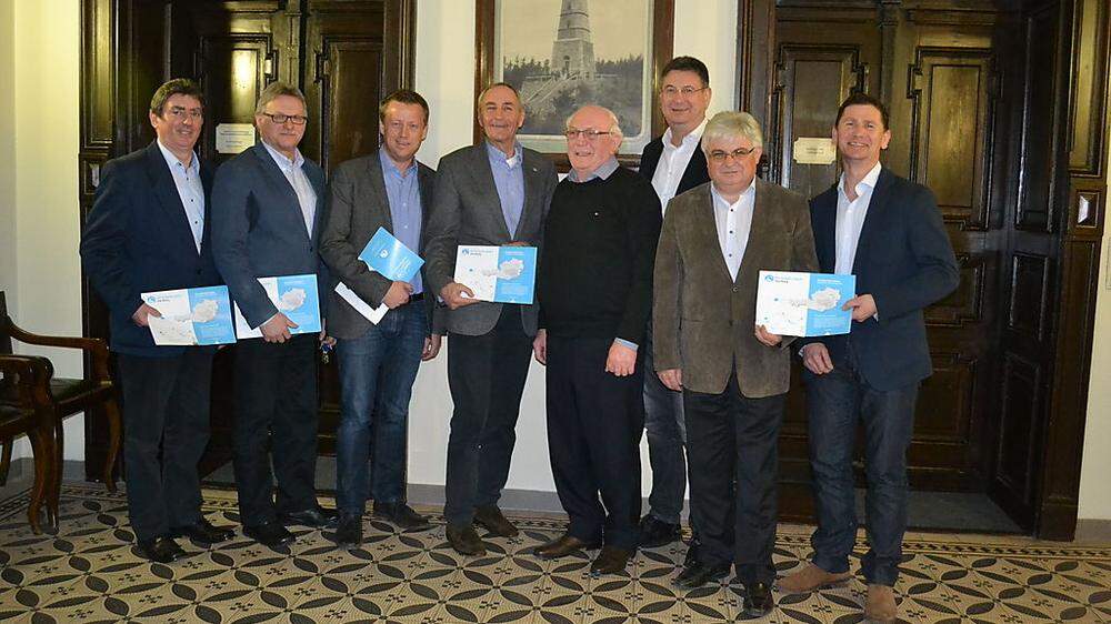 Die Bürgermeister der Wirtschaftsregion Hartberg mit regionalen Unternehmern