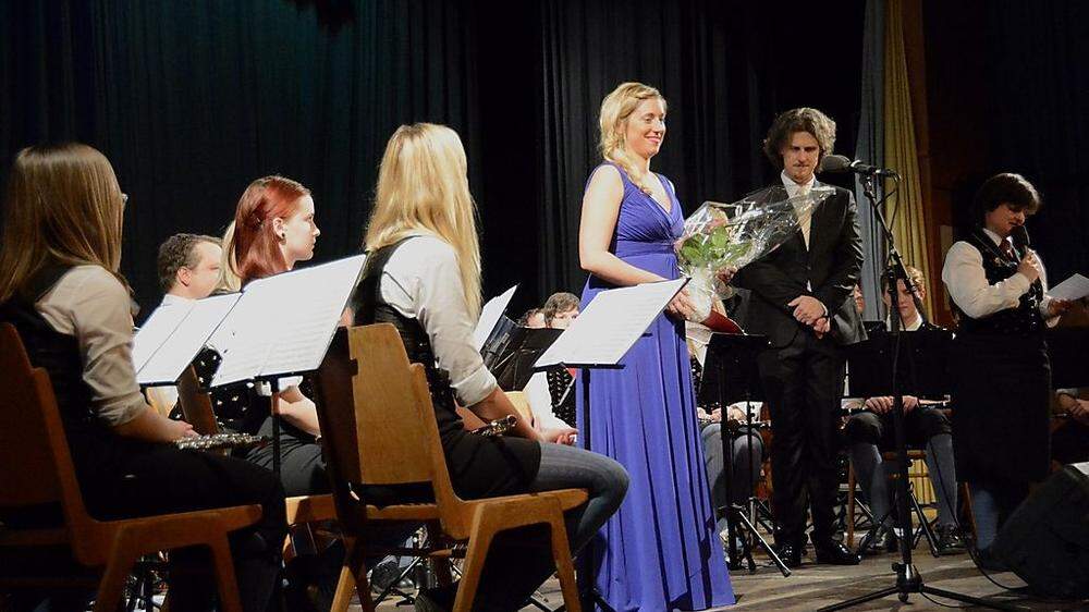 Die Trachtenkapelle mit Musical-Sängerin Johanna Maria Kräuter